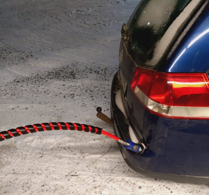 Kaasuauton tankkaus tapahtuu samantapaisella letkulla kuin paineilmajärjestelmissäkin. Eli letku tulee ilmatiiviisti kiinni venttiiliin ja tankkauksen ajan voi vaikka pysytellä auton sisällä lämpimässä. 