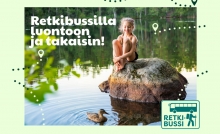 Retkibussin mainoskuva, jossa lapsi istuu järvikivellä